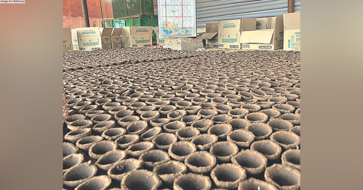 ONE LAKH DIYAS BEING MADE FROM COW DUNG